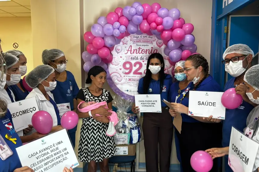 Foto: Ascom/HGT Profissionais de diversos setores participaram da homenagem preparada para celebrar a alta da pequena Antônia
