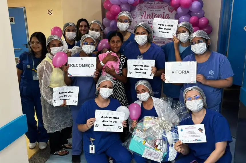 Foto: Ascom/HGT Após 92 dias de internação, a pequena Antônia recebeu alta da UTI Neonatal do HGT cercada pelo carinho e pela emoção de toda a equipe que acompanhou sua trajetória