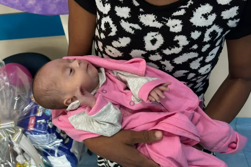 Hoje, perto das 39 semanas de idade e já com 2 quilos, Antônia deixou a UTI depois de uma longa caminhada marcada por cuidados intensivos