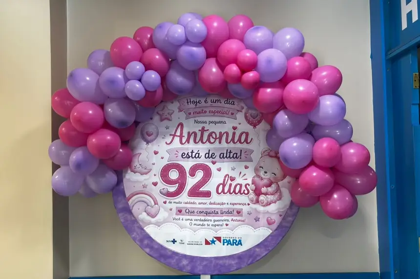 O painel preparado pela equipe marcou o momento da alta da pequena Antônia com mensagens de carinho e acolhimento