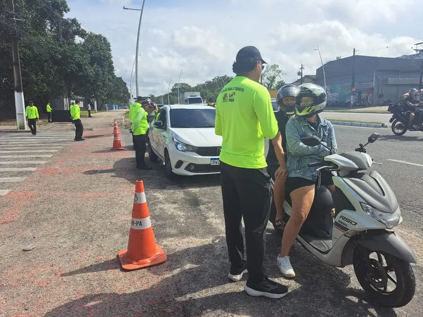 Os motocilcistas foram oirnetados sobre comportamento seguro, principalmente o uso do capacete 