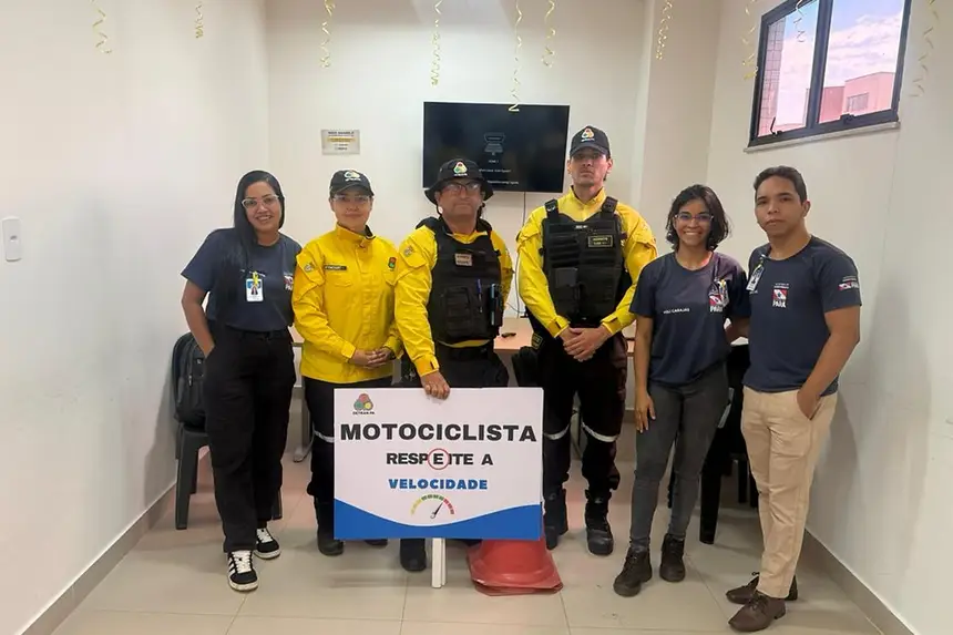 Equipe da Policlínica Carajás e representantes do Detran durante ação de conscientização sobre segurança viária