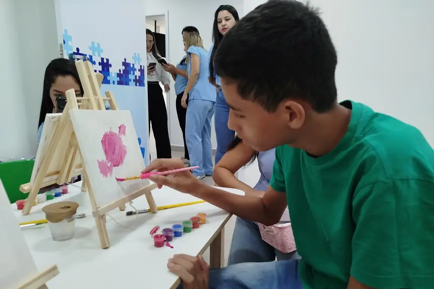 Atividades artísticas estimulam criatividade e expressão emocional durante os atendimentos.