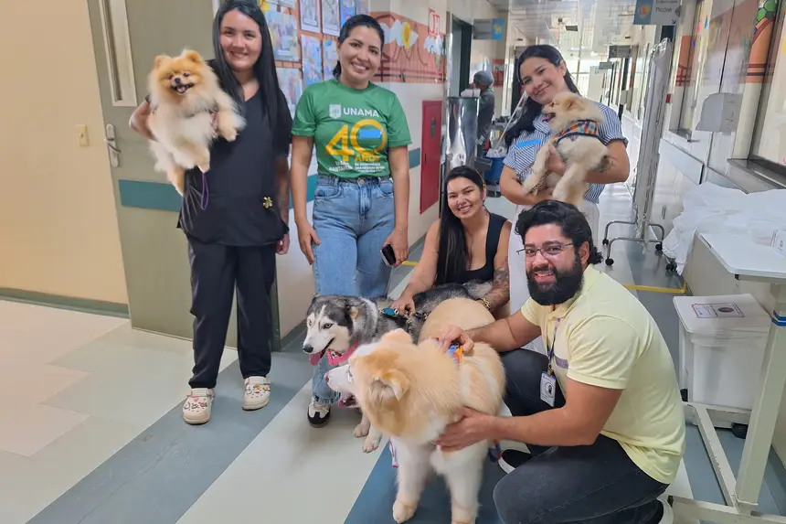 Voluntários levam animais para visitar os pacientes