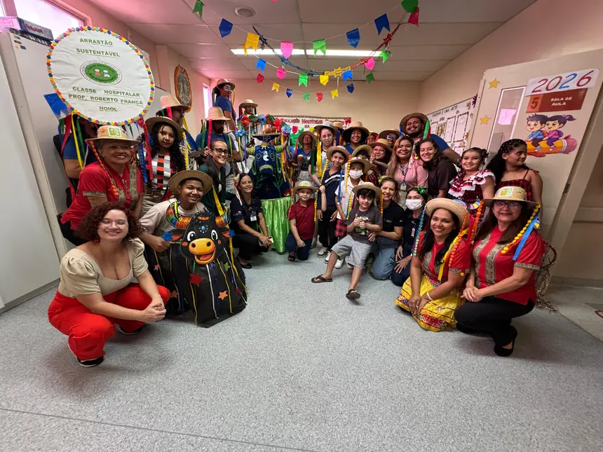 A programação começou na Classe Hospitalar Prof. Roberto França, onde crianças e adolescentes tiveram contato com elementos da cultura popular paraense