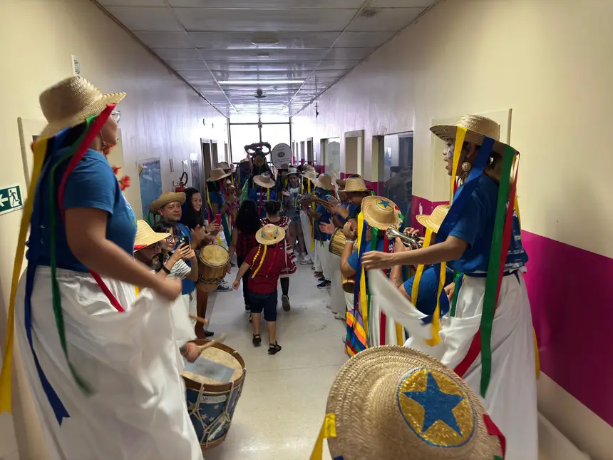 Integrantes do Batalhão da Estrela levaram música, cores e alegria aos corredores do Hospital Oncológico Infantil Octávio Lobo durante a abertura da programação junina