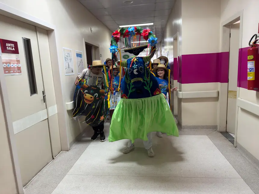 O cortejo percorreu enfermarias e ambulatórios, levando música e esperança aos pacientes internados na unidade