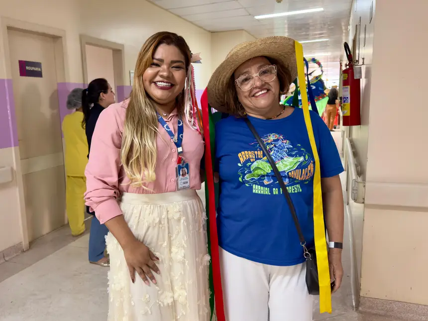 A coordenadora de Humanização Natacha Cardoso e a integrante do Arraial do Pavulagem Diene Sena
