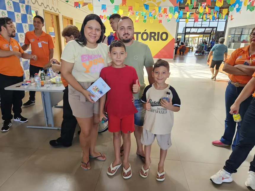 Raquel Soares, mãe de usuária em atendimento no CIIR, e a família, durante as atividades ambientais e educativas 
