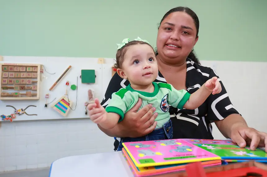 Mãe da pequena Eliza, a professora Elizane de Paula destaca o impacto da creche pública no apoio às mães trabalhadoras do município