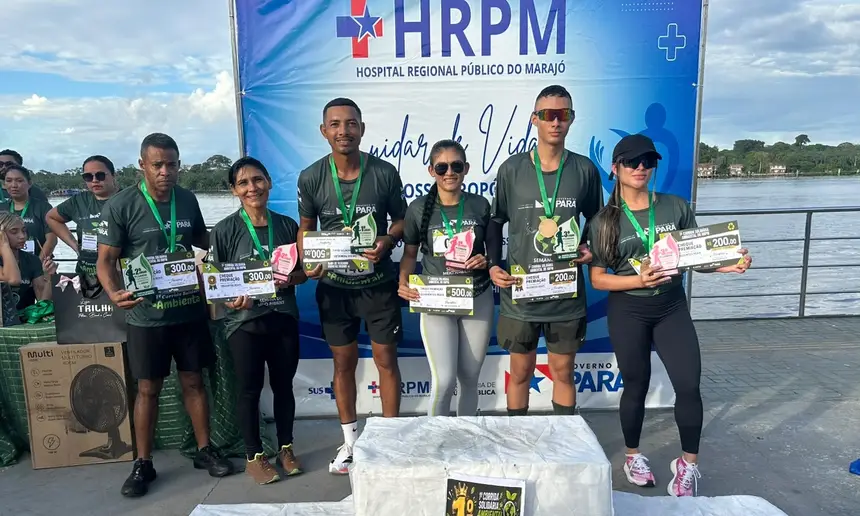 Primeiros colocados nas categorias masculino e feminino da corrida
