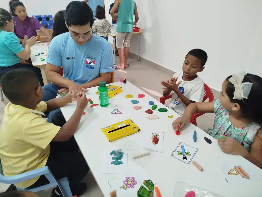 Crianças em atividade lúdica conduzida pela equipe multiprofissional do Natea, para estímulo de habilidades motoras