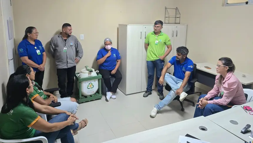 Foto: Divulgação Equipe do Hospital Geral de Ipixuna (HGI) e do Projeto Ecoléo alinham informações sobre a parceria ambiental