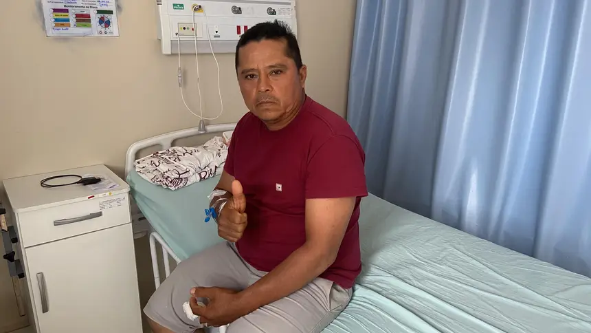 Paciente Fábio Silveira recebe assistência por ter fraturado dois dedos da mão: Desde que cheguei, sou bem atendido, disse.