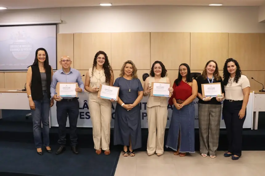 Foto: Divulgação Equipes da Sespa e do Hospital Regional Público dos Caetés (HRPC) com a certificação que atesta a qualidade da assistência