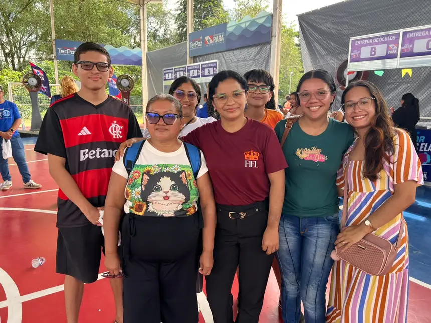 A auxiliar administrativa Dayane Matos (centro) celebrou o recebimento dos novos óculos junto à família.