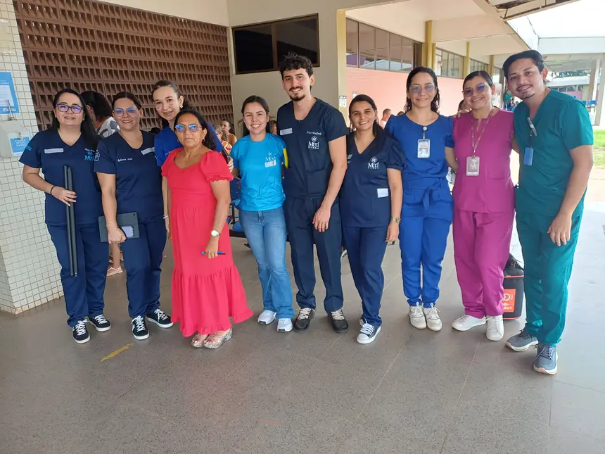 Profissionais de saúde do Regional de Santarém e a paciente Joana Brito, (de vermelho), que elogiou a assistência recebida