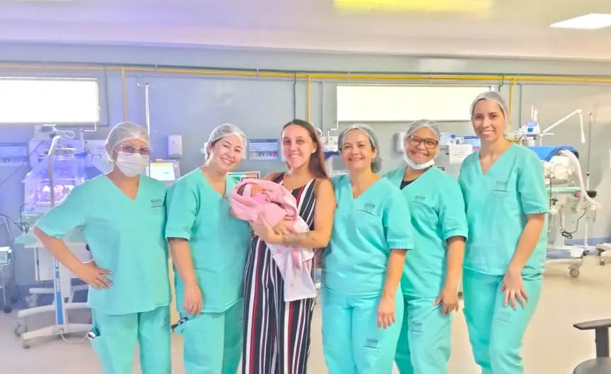 Iasmyn e Maytê  felizes no dia da alta hospitalar
