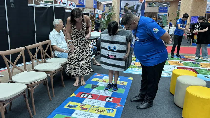 Equipe de Educação para o Trânsito orienta crianças e famílias durante a programação.
