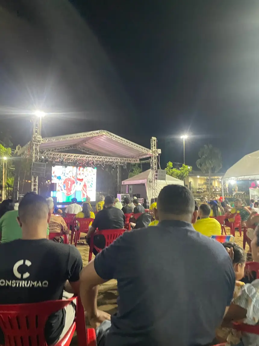 Durante o jogo da seleção brasileira , o público do festival pôde assistir a partida em vários telões instalados no local do evento