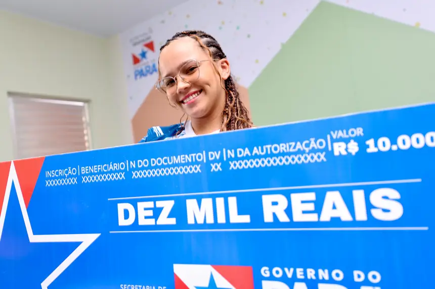 Foto: Bruno Cruz / Ag. Pará A estudante Aurislane Oliveira se emociona ao receber o benefício do programa Bora Estudar após ser premiada por seu desempenho escolar