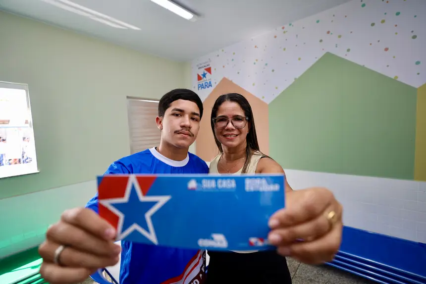 Foto: Bruno Cruz / Ag. Pará O estudante Gustavo Silva Oliveira, ao lado da mãe, Rosineide Abreu, exibe o prêmio do Bora Estudar e destaca o incentivo que o programa traz para a dedicação aos estudos em Concórdia do Pará