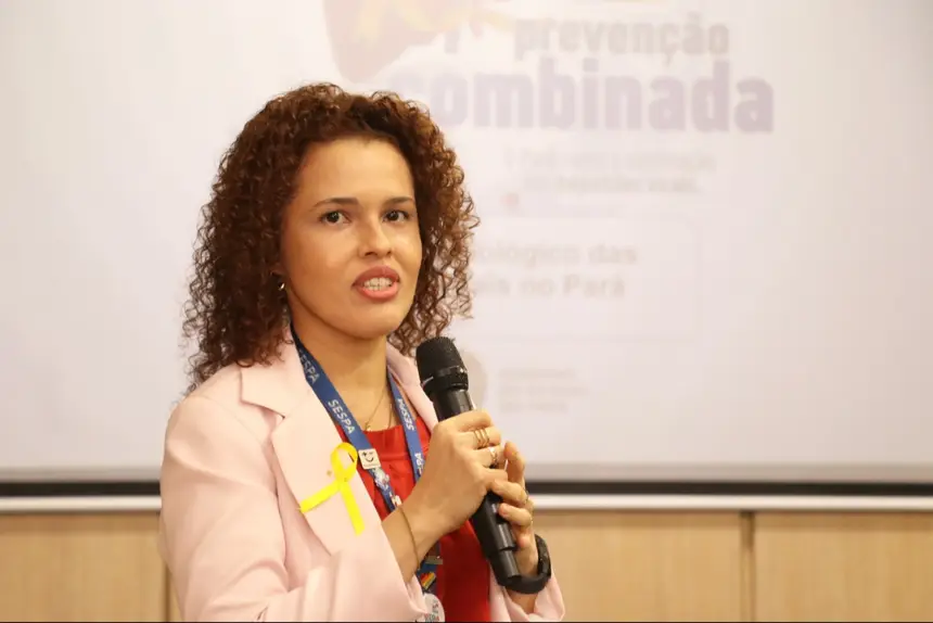 Foto: José Pantoja (Ascom/Sespa) A coordenadora estadual de Hepatites Virais da Sespa, Caroline Figueiredo, apresenta os dados epidemiológicos e as propostas para a ampliação do acesso ao diagnóstico e tratamento no Pará