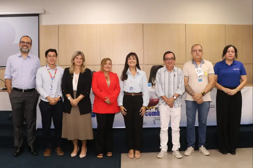 Componentes da mesa diretora do 6º Encontro dos Serviços de Atendimento Especializado (SAEs) em Hepatites Virais