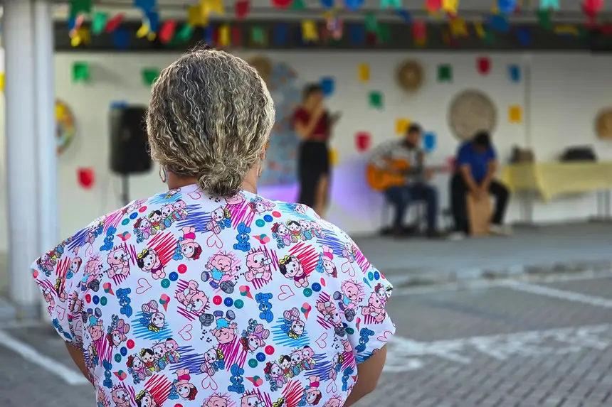 Colaboradora acompanha apresentações musicais no Arraiá do HRAS