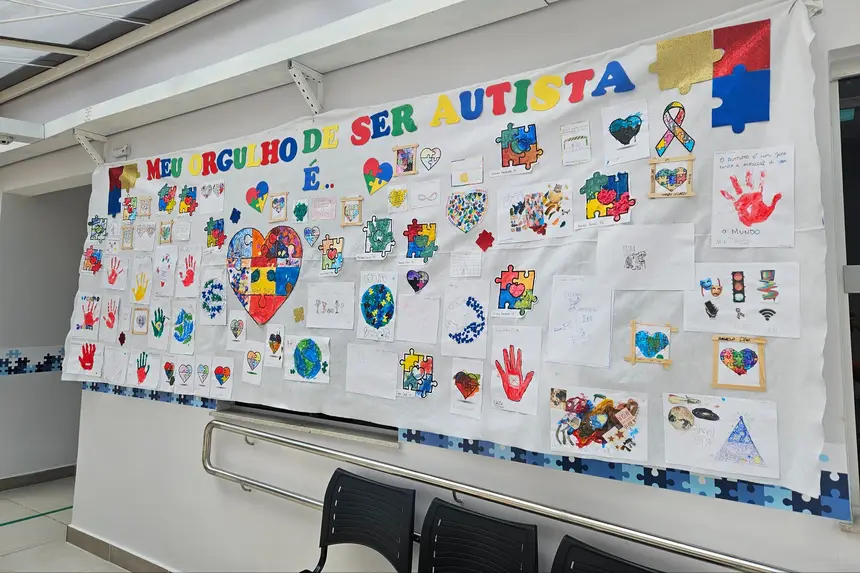 Expressão e identidade: usuários do Cetea e do Natea criam painel artístico pelo Dia do Orgulho Autista