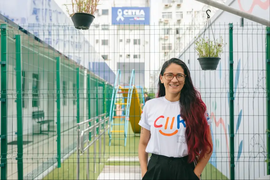 Foto: Ascom/CIIR A coordenadora Sâmilly Batista explica que as atividades buscam garantir o protagonismo, a dignidade e o desenvolvimento de habilidades diárias das pessoas com TEA