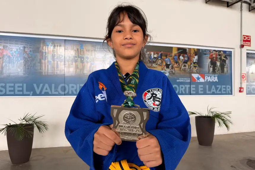 A vice-campeã brasileira Lara Valentina, de oito anos, esteve na sede da Seel para celebrar a conquista da medalha de prata