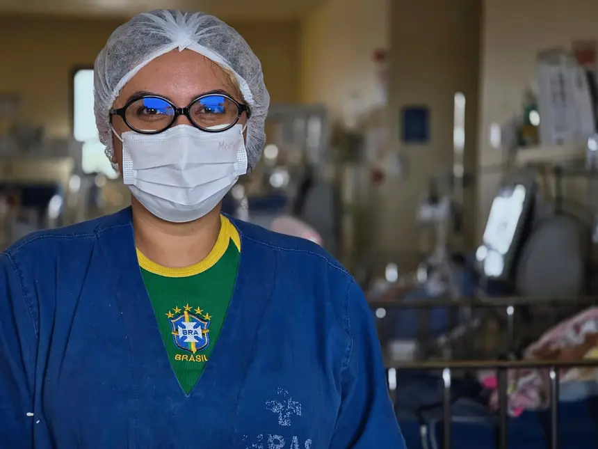 Cintia compõe a equipe que cuida dos pequenos torcedores na UTI Pediátrica do HRAS