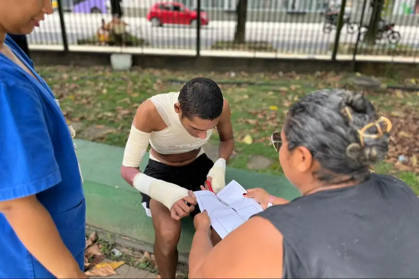 Jovem paciente aproveita atividades lúdicas do HMUE acompanhado da mãe