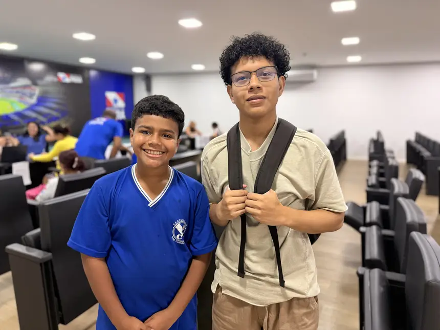 Jemerson Maicon Douglas, de 18 anos e o seu primo David Gustavo, de 11 anos vieram fazer a inscrição para a colônia de férias.
