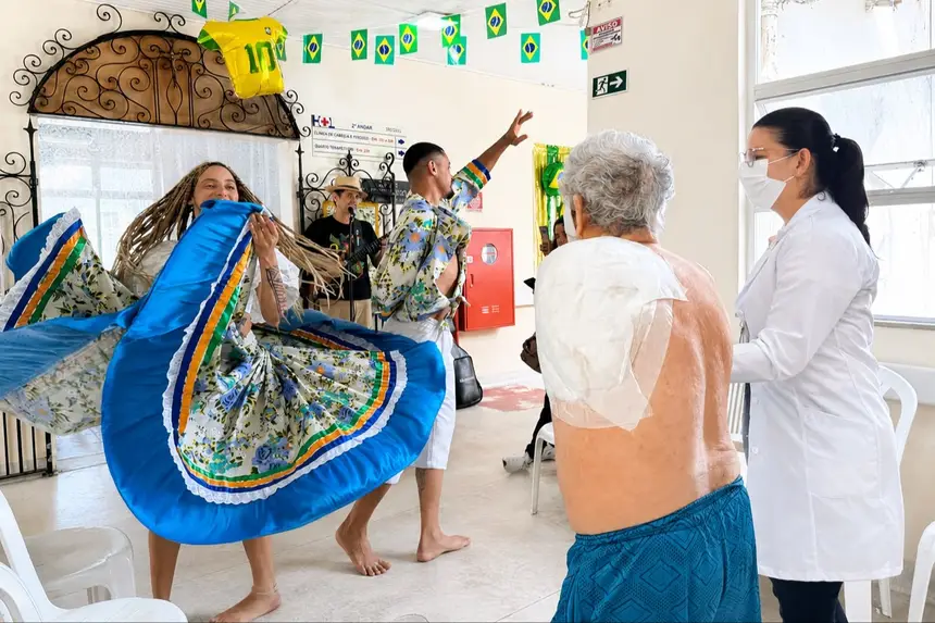 Música e dança transformaram os corredores do Ophir Loyola em um ambiente de acolhimento para pacientes, acompanhantes e profissionais de saúde.