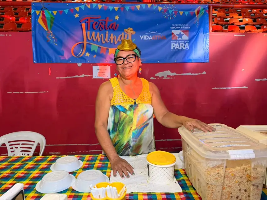Entre elas estava Lourdes Silva, de 65 anos, aluna da professora Sandra, que levou ao arraial diversas comidas típicas do Pará.