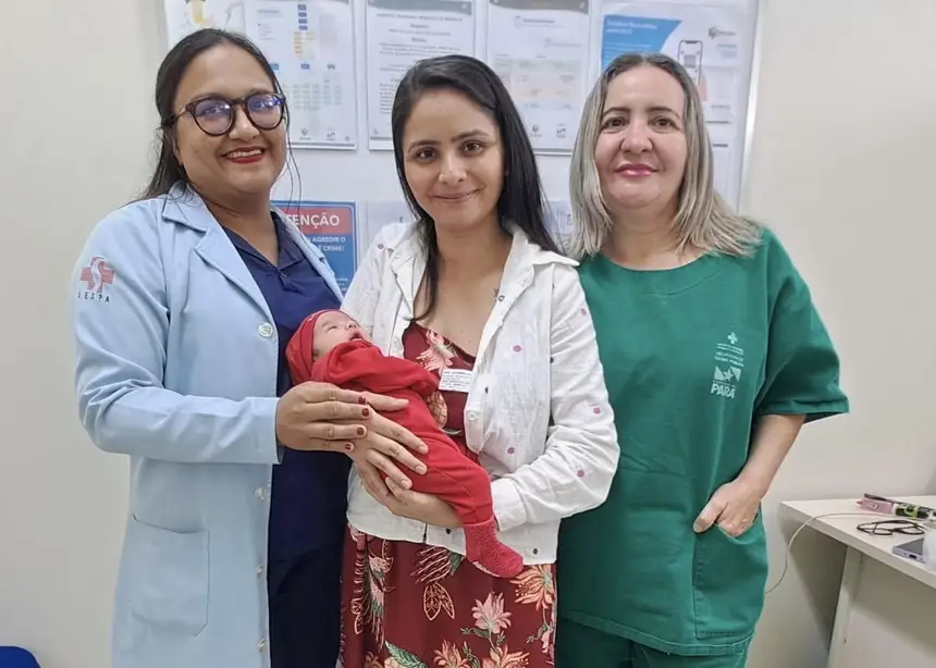  Lays Ramos Mendes, a pequena Luana Aline Mendes Costa e profissionais do HRPM