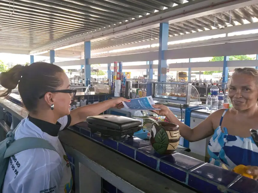 Equipe da Seju dsitribiu material informativo no Terminal Rodoviário