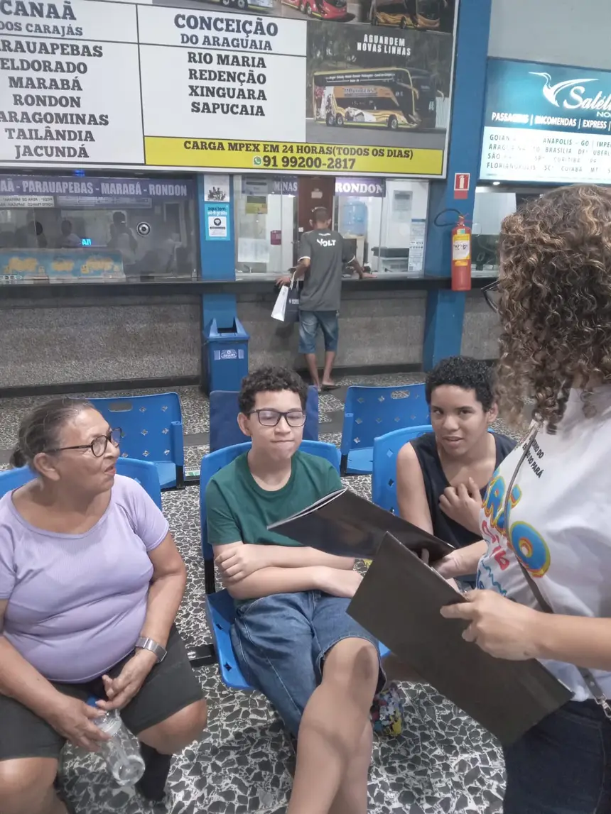 Passageiros recebem orientação sobre o trabalho da Seju na prevenção às drogas e tráfico humano