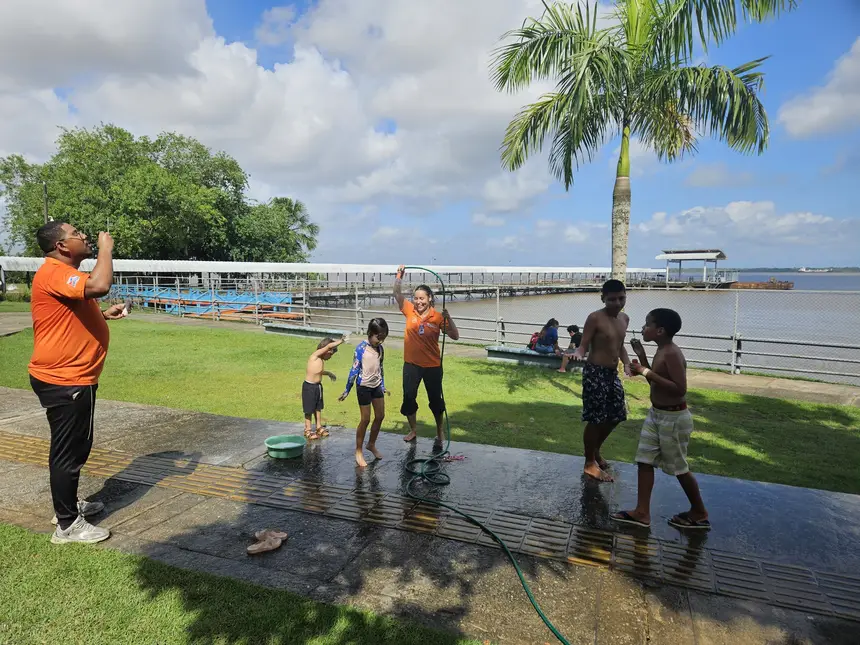 Crianças puderam aproveitar o banho de mangueira na Colônia de Férias do CIIR