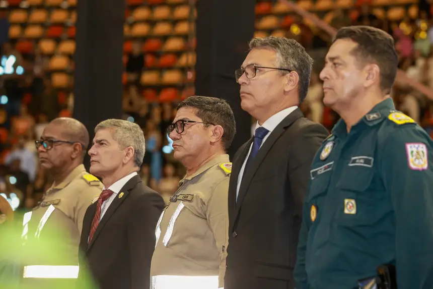 Autoridades presentaesà crimônia