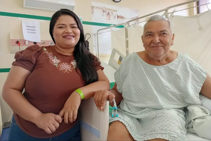 O aposentado e a filha, Mara, horas antes da alta. Família mora em Anapu (Foto ASCOM HRPT)