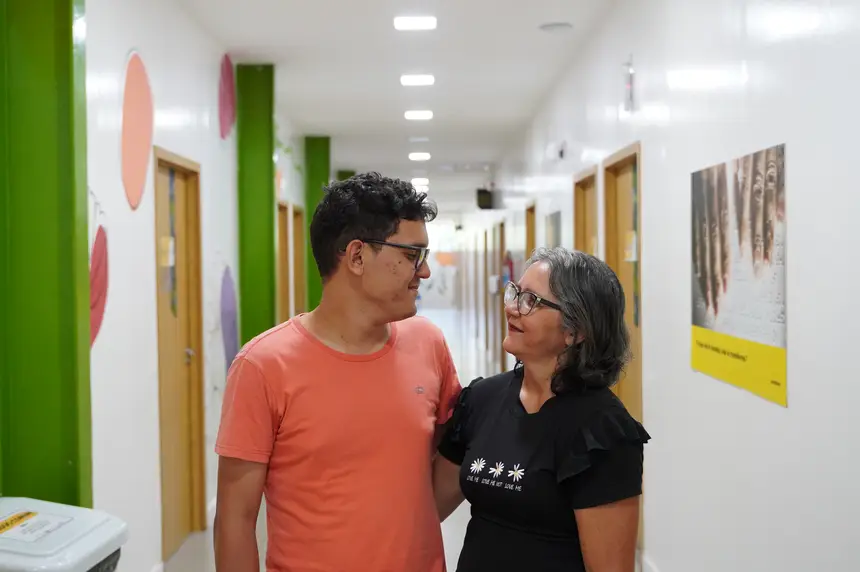 Ricardo, usuário do CIIR, e sua mãe Joceia