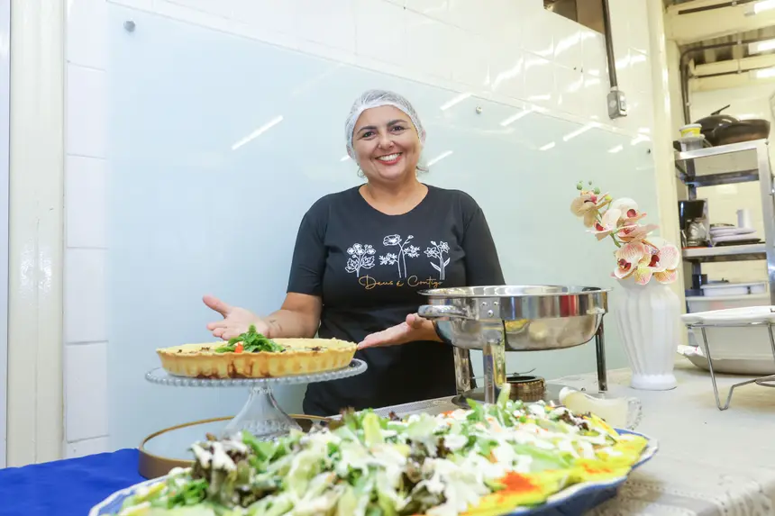 Herly Tiribaxi, trabalha a quatro anos com buffet e fez o curso em busca da certificação que ela não tem <div class='credito_fotos'>Foto: Pedro Guerreiro / Ag. Pará &nbsp;&nbsp;|&nbsp;&nbsp; <a href='/midias/2026/originais/20260831132619-GF00027725-F00543195.jpg' download><i class='fa-solid fa-download'></i> Download</a></div>