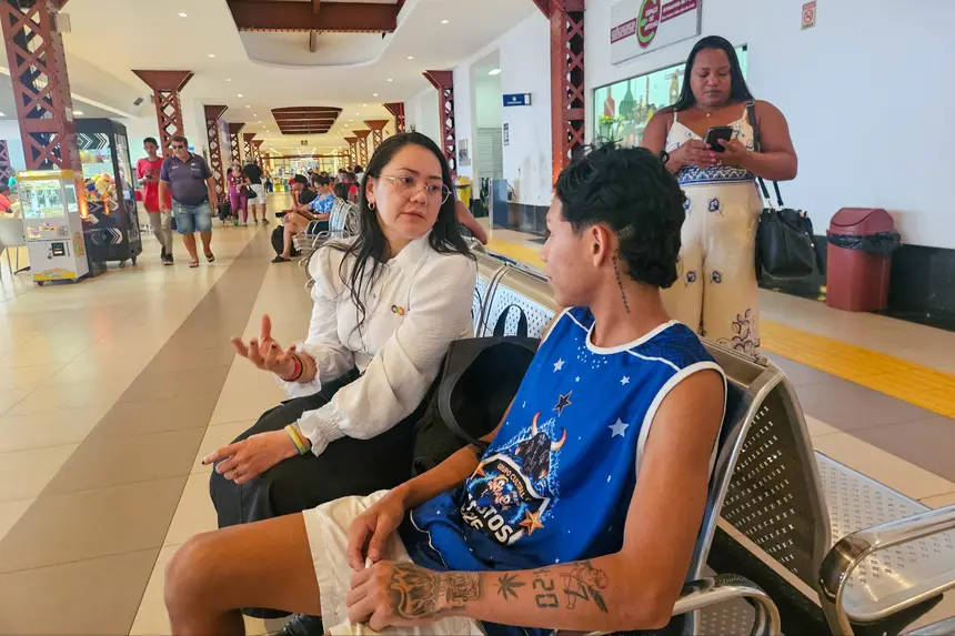 Ellen Brasil, pedagoga da Seju, conversa com passageiro