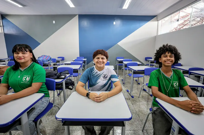 Ingrid Vitória dos Santos, nono ano. (dir.) Thalia de Souza, nono ano, (centro)
José Gabriel Reis, nono ano(esq). <div class='credito_fotos'>Foto: Bruno Cecim / Ag. Pará &nbsp;&nbsp;|&nbsp;&nbsp; <a href='/midias/2026/originais/20261001153941-GF00027877-F00549034.jpg' download><i class='fa-solid fa-download'></i> Download</a></div>