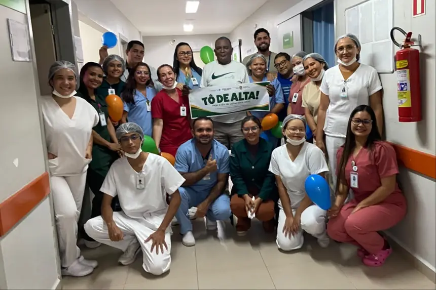 Manoel Sebastião com os profissonais de saúde