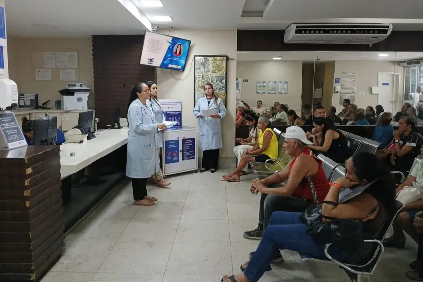 Durante a implantação do equipamento, profissionais do Serviço de Farmácia do hospital promoveram uma ação de educação em saúde, com palestras nas recepções e distribuição