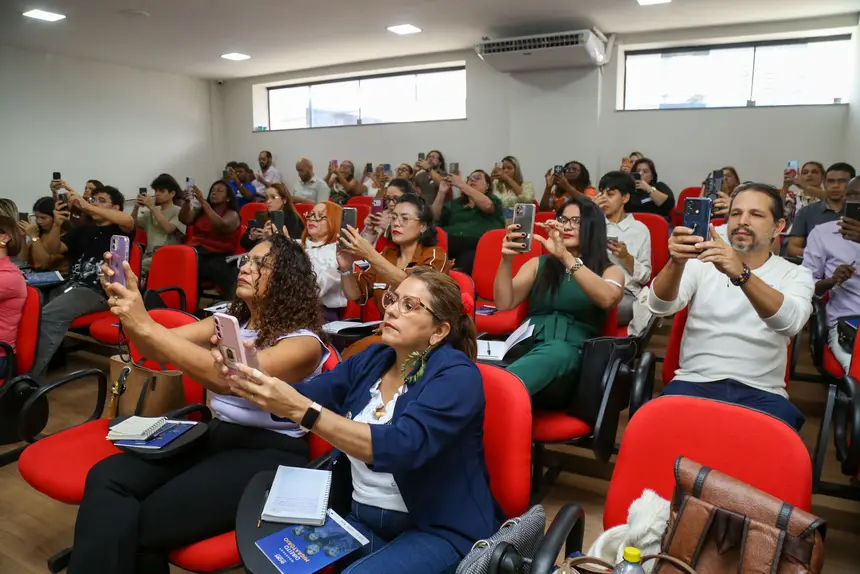 Mais de 80 pessoas, incluindo profissionais e migrantes, participaram do curso